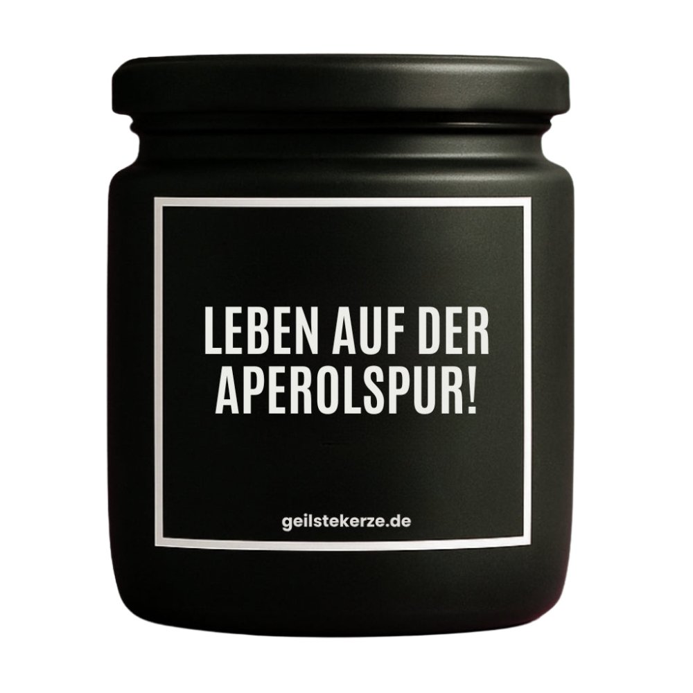 Duftkerze mit Spruch von geilstekerze ist der neue Geschenketrend. Diese witzige Kerze Vegane Bio-Kerze mit Spruch – LEBEN AUF DER APEROLSPUR brennt mega lange sagenhafte 80 Stunde, hochwertige ätherische Öle schaffen beste Duftverteilung. Mit 1400 lustigen Sprüchen perfekt zum Verschenken. Handgemacht in Deutschland von geilstekerze.de -Die beste Duftkerze die du kaufen kannst.