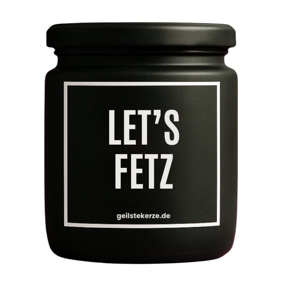 Duftkerze mit Spruch von geilstekerze ist der neue Geschenketrend. Diese witzige Kerze Vegane Bio-Kerze mit Spruch – LET’S FETZ brennt mega lange sagenhafte 80 Stunde, hochwertige ätherische Öle schaffen beste Duftverteilung. Mit 1400 lustigen Sprüchen perfekt zum Verschenken. Handgemacht in Deutschland von geilstekerze.de -Die beste Duftkerze die du kaufen kannst.