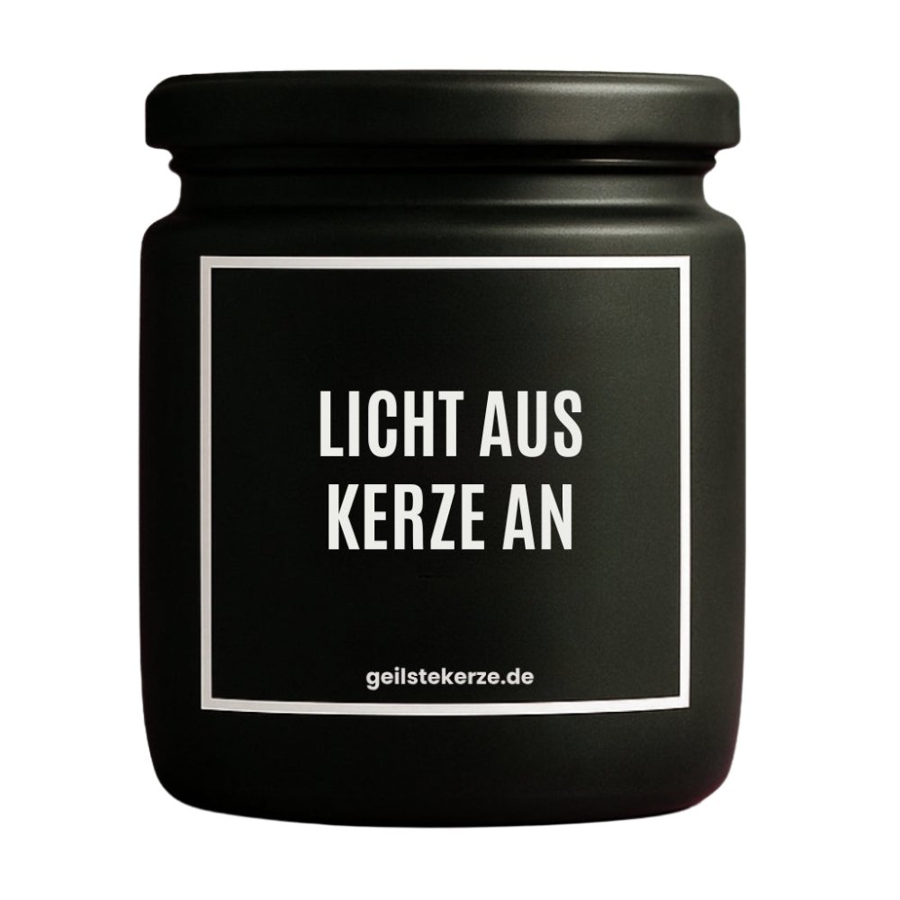 Duftkerze mit Spruch von geilstekerze ist der neue Geschenketrend. Diese witzige Kerze Vegane Bio-Kerze mit Spruch – LICHT AUS KERZE AN brennt mega lange sagenhafte 80 Stunde, hochwertige ätherische Öle schaffen beste Duftverteilung. Mit 1400 lustigen Sprüchen perfekt zum Verschenken. Handgemacht in Deutschland von geilstekerze.de -Die beste Duftkerze die du kaufen kannst.