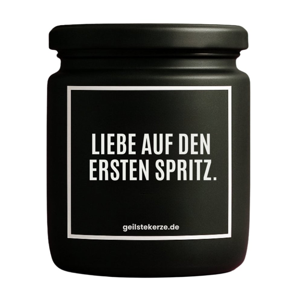 Duftkerze mit Spruch von geilstekerze ist der neue Geschenketrend. Diese witzige Kerze Vegane Bio-Kerze mit Spruch – LIEBE AUF DEN ERSTEN SPRITZ. brennt mega lange sagenhafte 80 Stunde, hochwertige ätherische Öle schaffen beste Duftverteilung. Mit 1400 lustigen Sprüchen perfekt zum Verschenken. Handgemacht in Deutschland von geilstekerze.de -Die beste Duftkerze die du kaufen kannst.