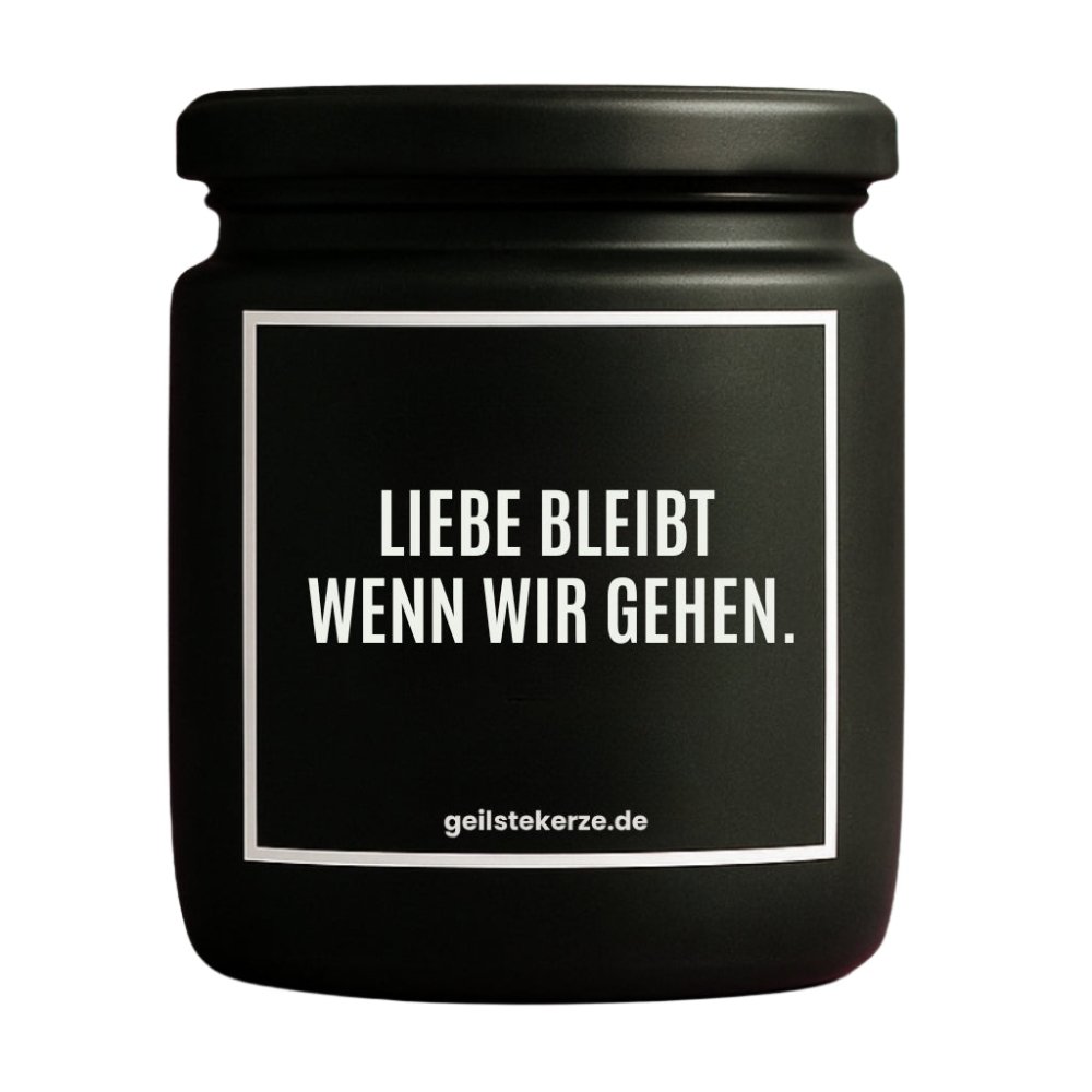 Duftkerze mit Spruch von geilstekerze ist der neue Geschenketrend. Diese witzige Kerze Vegane Bio-Kerze mit Spruch – LIEBE BLEIBT WENN WIR GEHEN. brennt mega lange sagenhafte 80 Stunde, hochwertige ätherische Öle schaffen beste Duftverteilung. Mit 1400 lustigen Sprüchen perfekt zum Verschenken. Handgemacht in Deutschland von geilstekerze.de -Die beste Duftkerze die du kaufen kannst.