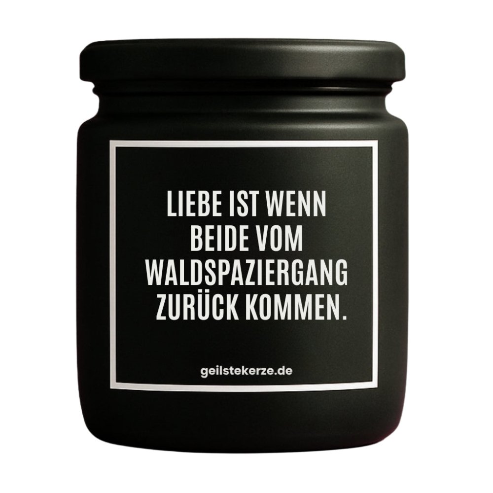 Duftkerze mit Spruch von geilstekerze ist der neue Geschenketrend. Diese witzige Kerze Vegane Bio-Kerze mit Spruch – LIEBE IST WENN BEIDE VOM WALDSPAZIERGANG ZURÜCK KOMMEN brennt mega lange sagenhafte 80 Stunde, hochwertige ätherische Öle schaffen beste Duftverteilung. Mit 1400 lustigen Sprüchen perfekt zum Verschenken. Handgemacht in Deutschland von geilstekerze.de -Die beste Duftkerze die du kaufen kannst.