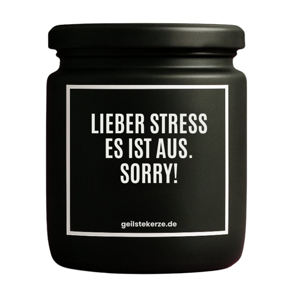 Duftkerze mit Spruch von geilstekerze ist der neue Geschenketrend. Diese witzige Kerze Vegane Bio-Kerze mit Spruch – LIEBER STRESS ES IST AUS. SORRY! brennt mega lange sagenhafte 80 Stunde, hochwertige ätherische Öle schaffen beste Duftverteilung. Mit 1400 lustigen Sprüchen perfekt zum Verschenken. Handgemacht in Deutschland von geilstekerze.de -Die beste Duftkerze die du kaufen kannst.