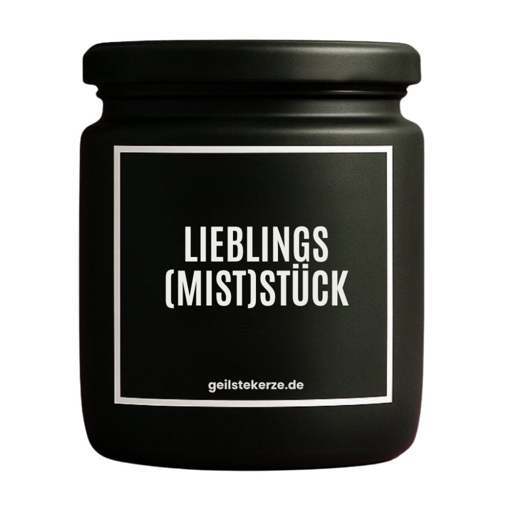 Duftkerze mit Spruch von geilstekerze ist der neue Geschenketrend. Diese witzige Kerze Vegane Bio-Kerze mit Spruch – LIEBLINGS (MIST)STÜCK brennt mega lange sagenhafte 80 Stunde, hochwertige ätherische Öle schaffen beste Duftverteilung. Mit 1400 lustigen Sprüchen perfekt zum Verschenken. Handgemacht in Deutschland von geilstekerze.de -Die beste Duftkerze die du kaufen kannst.