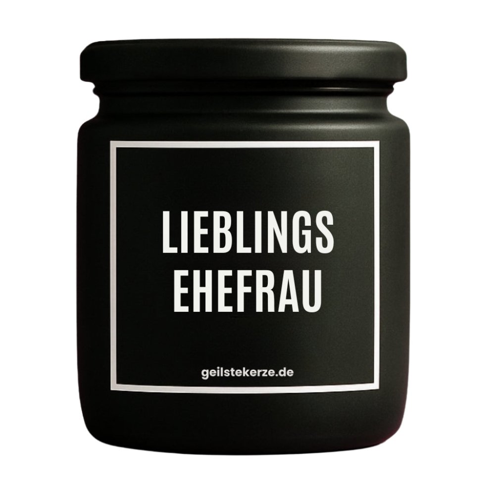 Duftkerze mit Spruch von geilstekerze ist der neue Geschenketrend. Diese witzige Kerze Vegane Bio-Kerze mit Spruch – LIEBLINGSEHEFRAU brennt mega lange sagenhafte 80 Stunde, hochwertige ätherische Öle schaffen beste Duftverteilung. Mit 1400 lustigen Sprüchen perfekt zum Verschenken. Handgemacht in Deutschland von geilstekerze.de -Die beste Duftkerze die du kaufen kannst.