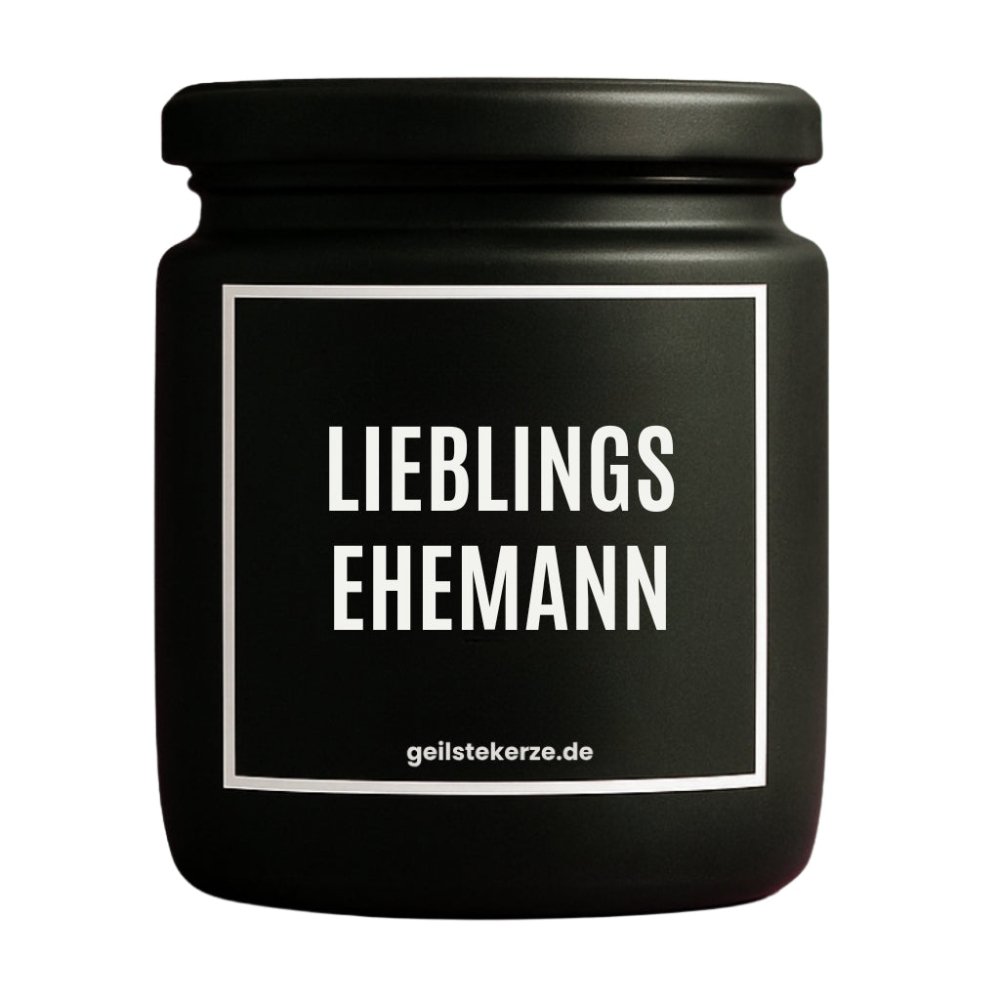 Duftkerze mit Spruch von geilstekerze ist der neue Geschenketrend. Diese witzige Kerze Vegane Bio-Kerze mit Spruch – LIEBLINGSEHEMANN brennt mega lange sagenhafte 80 Stunde, hochwertige ätherische Öle schaffen beste Duftverteilung. Mit 1400 lustigen Sprüchen perfekt zum Verschenken. Handgemacht in Deutschland von geilstekerze.de -Die beste Duftkerze die du kaufen kannst.