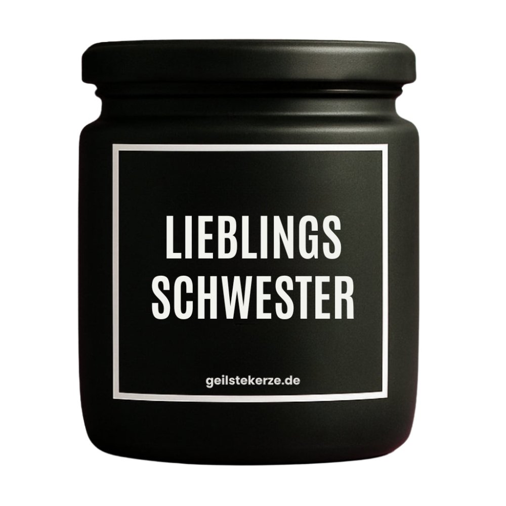 Duftkerze mit Spruch von geilstekerze ist der neue Geschenketrend. Diese witzige Kerze Vegane Bio-Kerze mit Spruch – LIEBLINGSSCHWESTER brennt mega lange sagenhafte 80 Stunde, hochwertige ätherische Öle schaffen beste Duftverteilung. Mit 1400 lustigen Sprüchen perfekt zum Verschenken. Handgemacht in Deutschland von geilstekerze.de -Die beste Duftkerze die du kaufen kannst.