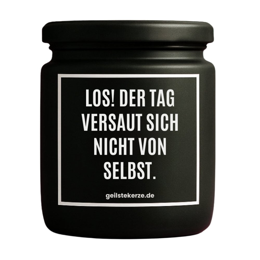 Duftkerze mit Spruch von geilstekerze ist der neue Geschenketrend. Diese witzige Kerze Vegane Bio-Kerze mit Spruch – LOS! DER TAG VERSAUT SICH NICHT VON SELBST. brennt mega lange sagenhafte 80 Stunde, hochwertige ätherische Öle schaffen beste Duftverteilung. Mit 1400 lustigen Sprüchen perfekt zum Verschenken. Handgemacht in Deutschland von geilstekerze.de -Die beste Duftkerze die du kaufen kannst.