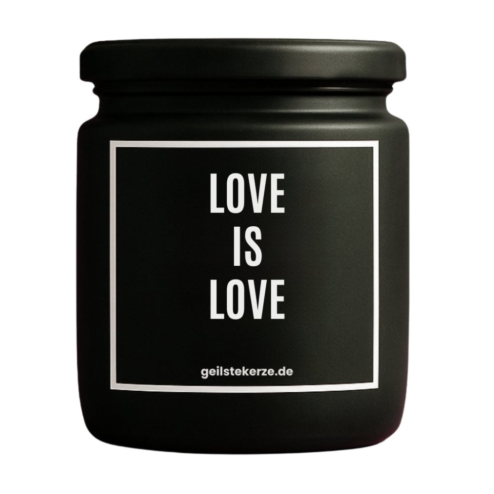 Duftkerze mit Spruch von geilstekerze ist der neue Geschenketrend. Diese witzige Kerze Vegane Bio-Kerze mit Spruch – LOVE IS LOVE brennt mega lange sagenhafte 80 Stunde, hochwertige ätherische Öle schaffen beste Duftverteilung. Mit 1400 lustigen Sprüchen perfekt zum Verschenken. Handgemacht in Deutschland von geilstekerze.de -Die beste Duftkerze die du kaufen kannst.