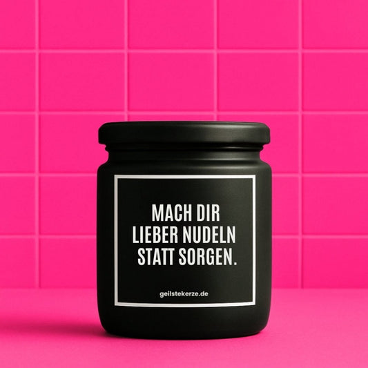 Duftkerze mit Spruch von geilstekerze ist der neue Geschenketrend. Diese witzige Kerze Vegane Bio-Kerze mit Spruch – MACH DIR LIEBER NUDELN STATT SORGEN brennt mega lange sagenhafte 80 Stunde, hochwertige ätherische Öle schaffen beste Duftverteilung. Mit 1400 lustigen Sprüchen perfekt zum Verschenken. Handgemacht in Deutschland von geilstekerze.de -Die beste Duftkerze die du kaufen kannst.