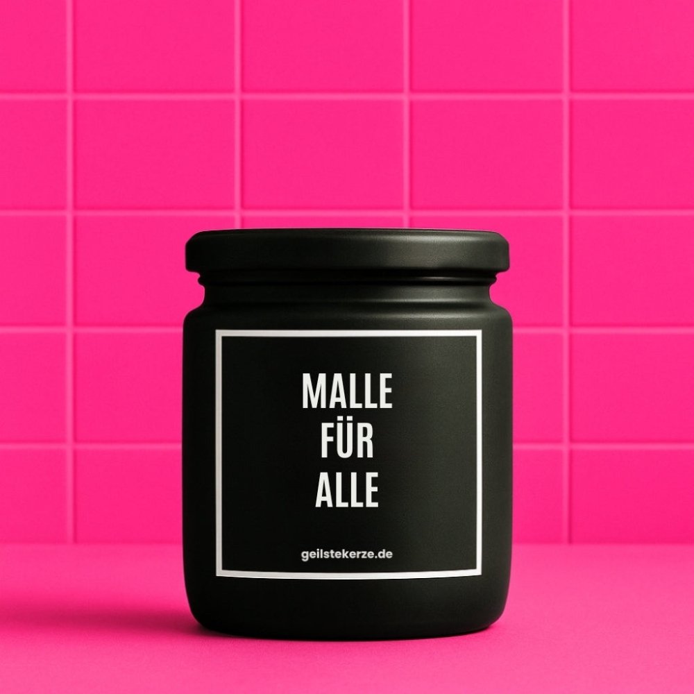 Duftkerze mit Spruch von geilstekerze ist der neue Geschenketrend. Diese witzige Kerze Vegane Bio-Kerze mit Spruch – MALLE FÜR ALLE brennt mega lange sagenhafte 80 Stunde, hochwertige ätherische Öle schaffen beste Duftverteilung. Mit 1400 lustigen Sprüchen perfekt zum Verschenken. Handgemacht in Deutschland von geilstekerze.de -Die beste Duftkerze die du kaufen kannst.