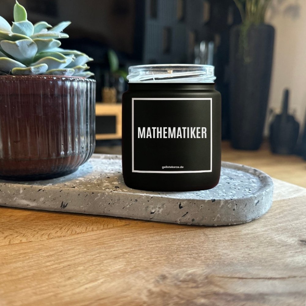Duftkerze mit Spruch von geilstekerze ist der neue Geschenketrend. Diese witzige Kerze Vegane Bio-Kerze mit Spruch – MATHEMATIKER brennt mega lange sagenhafte 80 Stunde, hochwertige ätherische Öle schaffen beste Duftverteilung. Mit 1400 lustigen Sprüchen perfekt zum Verschenken. Handgemacht in Deutschland von geilstekerze.de -Die beste Duftkerze die du kaufen kannst.