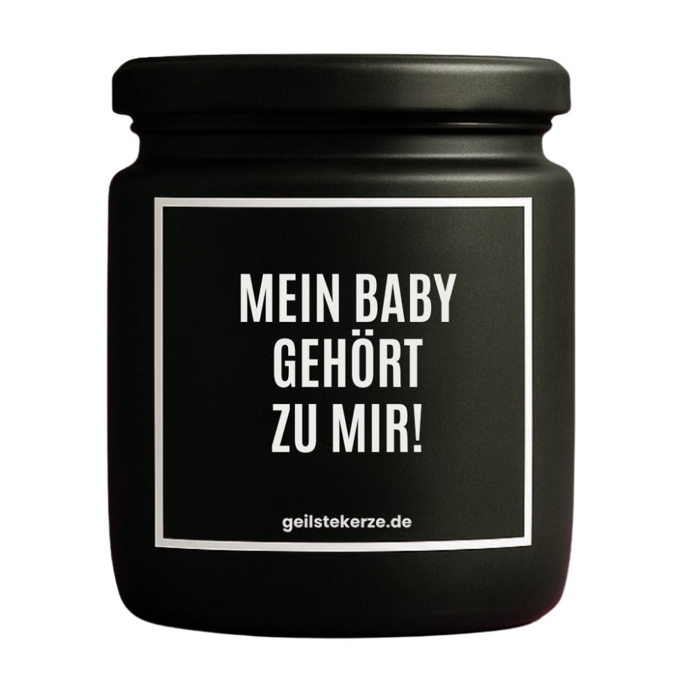 Duftkerze mit Spruch von geilstekerze ist der neue Geschenketrend. Diese witzige Kerze Vegane Bio-Kerze mit Spruch – MEIN BABY GEHÖRT ZU MIR! brennt mega lange sagenhafte 80 Stunde, hochwertige ätherische Öle schaffen beste Duftverteilung. Mit 1400 lustigen Sprüchen perfekt zum Verschenken. Handgemacht in Deutschland von geilstekerze.de -Die beste Duftkerze die du kaufen kannst.
