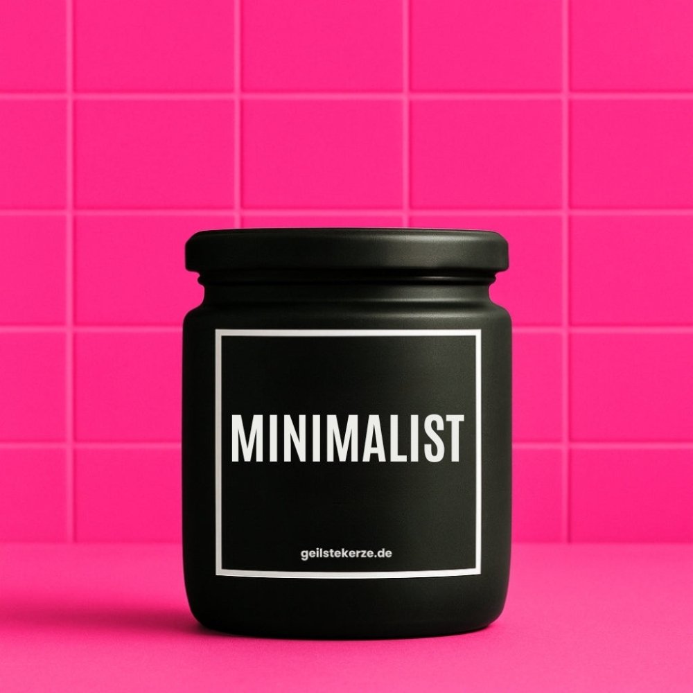 Duftkerze mit Spruch von geilstekerze ist der neue Geschenketrend. Diese witzige Kerze Vegane Bio-Kerze mit Spruch – MINIMALIST brennt mega lange sagenhafte 80 Stunde, hochwertige ätherische Öle schaffen beste Duftverteilung. Mit 1400 lustigen Sprüchen perfekt zum Verschenken. Handgemacht in Deutschland von geilstekerze.de -Die beste Duftkerze die du kaufen kannst.