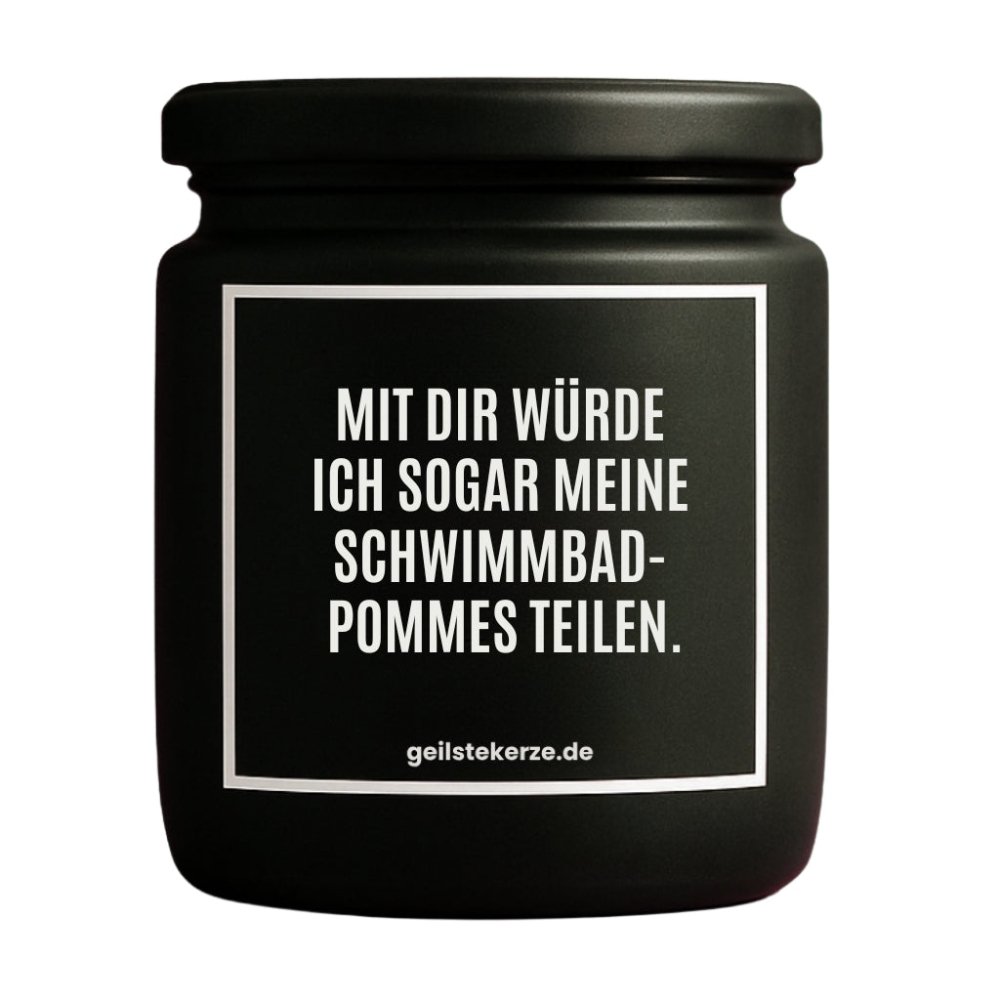 Duftkerze mit Spruch von geilstekerze ist der neue Geschenketrend. Diese witzige Kerze Vegane Bio-Kerze mit Spruch – MIT DIR WÜRDE ICH SOGAR MEINE SCHWIMMBAD-POMMES TEILEN brennt mega lange sagenhafte 80 Stunde, hochwertige ätherische Öle schaffen beste Duftverteilung. Mit 1400 lustigen Sprüchen perfekt zum Verschenken. Handgemacht in Deutschland von geilstekerze.de -Die beste Duftkerze die du kaufen kannst.
