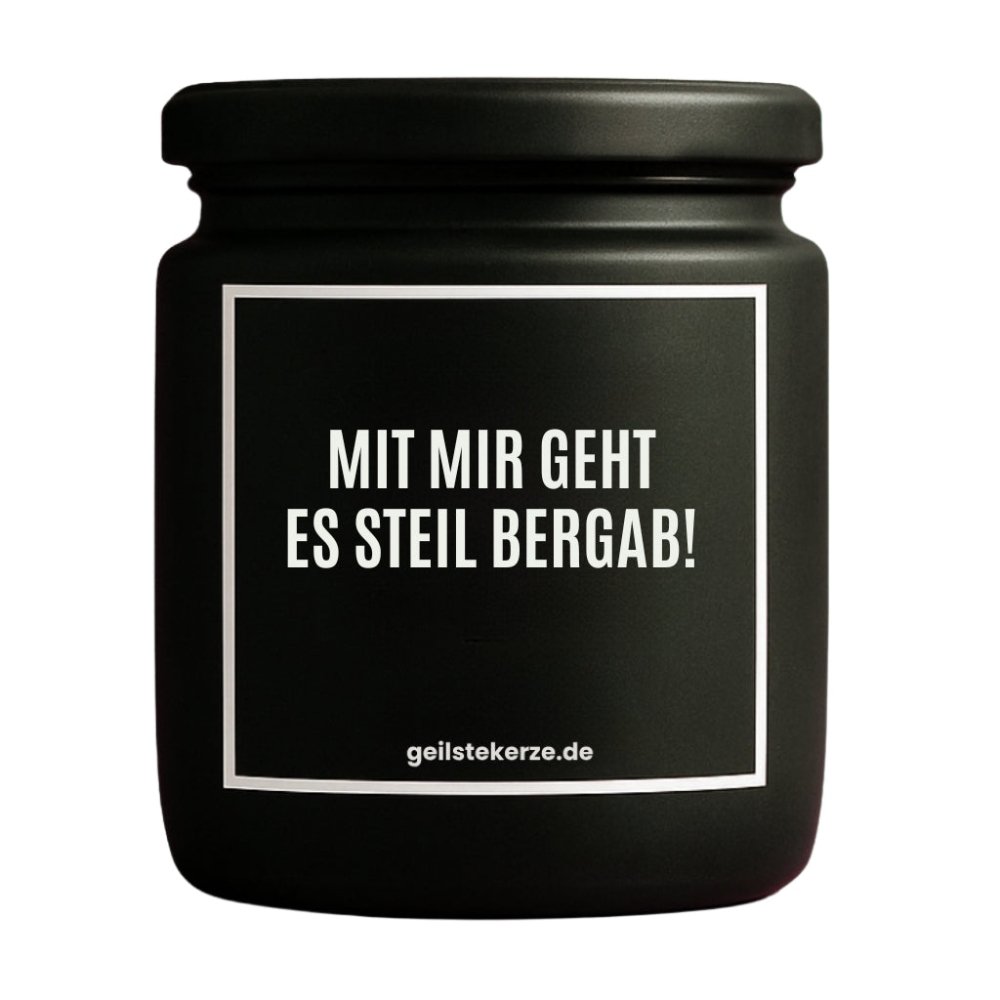 Duftkerze mit Spruch von geilstekerze ist der neue Geschenketrend. Diese witzige Kerze Vegane Bio-Kerze mit Spruch – MIT MIR GEHT ES STEIL BERGAB! brennt mega lange sagenhafte 80 Stunde, hochwertige ätherische Öle schaffen beste Duftverteilung. Mit 1400 lustigen Sprüchen perfekt zum Verschenken. Handgemacht in Deutschland von geilstekerze.de -Die beste Duftkerze die du kaufen kannst.