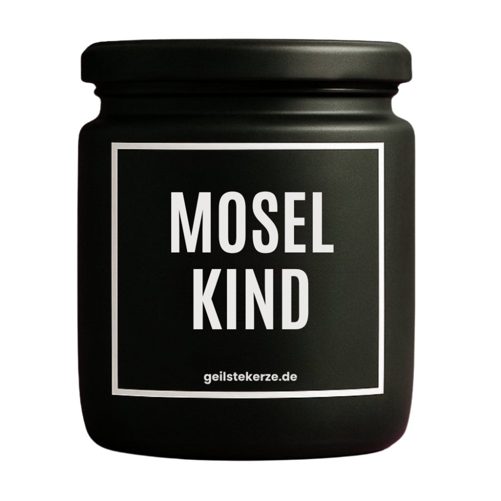 Duftkerze mit Spruch von geilstekerze ist der neue Geschenketrend. Diese witzige Kerze Vegane Bio-Kerze mit Spruch – MOSELKIND brennt mega lange sagenhafte 80 Stunde, hochwertige ätherische Öle schaffen beste Duftverteilung. Mit 1400 lustigen Sprüchen perfekt zum Verschenken. Handgemacht in Deutschland von geilstekerze.de -Die beste Duftkerze die du kaufen kannst.