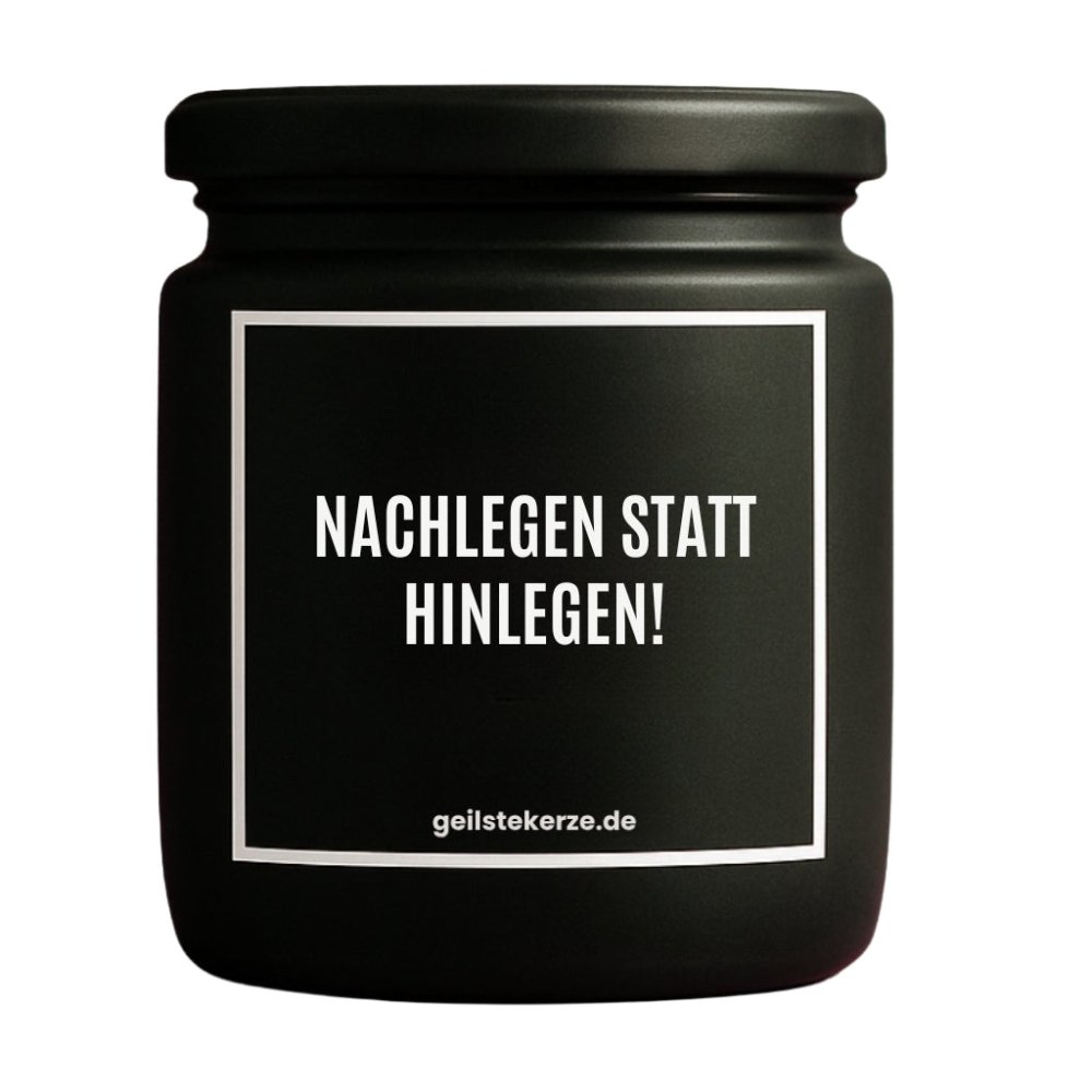 Duftkerze mit Spruch von geilstekerze ist der neue Geschenketrend. Diese witzige Kerze Vegane Bio-Kerze mit Spruch – NACHLEGEN STATT HINLEGEN! brennt mega lange sagenhafte 80 Stunde, hochwertige ätherische Öle schaffen beste Duftverteilung. Mit 1400 lustigen Sprüchen perfekt zum Verschenken. Handgemacht in Deutschland von geilstekerze.de -Die beste Duftkerze die du kaufen kannst.