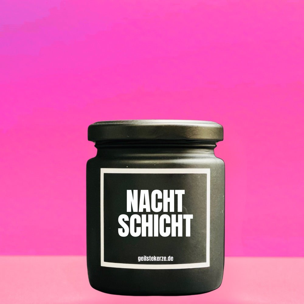 Duftkerze mit Spruch von geilstekerze ist der neue Geschenketrend. Diese witzige Kerze Vegane Bio-Kerze mit Spruch – NACHTSCHICHT brennt mega lange sagenhafte 80 Stunde, hochwertige ätherische Öle schaffen beste Duftverteilung. Mit 1400 lustigen Sprüchen perfekt zum Verschenken. Handgemacht in Deutschland von geilstekerze.de -Die beste Duftkerze die du kaufen kannst.