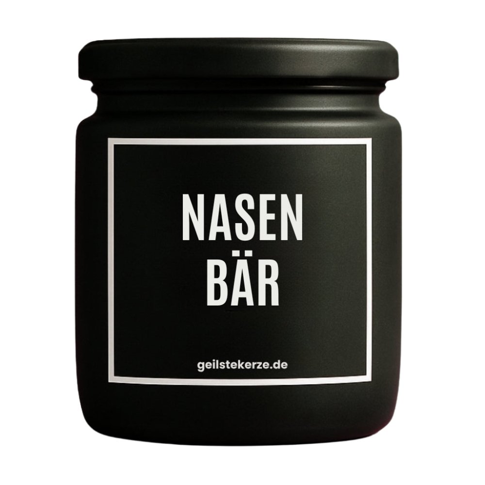 Duftkerze mit Spruch von geilstekerze ist der neue Geschenketrend. Diese witzige Kerze Vegane Bio-Kerze mit Spruch – NASENBÄR brennt mega lange sagenhafte 80 Stunde, hochwertige ätherische Öle schaffen beste Duftverteilung. Mit 1400 lustigen Sprüchen perfekt zum Verschenken. Handgemacht in Deutschland von geilstekerze.de -Die beste Duftkerze die du kaufen kannst.