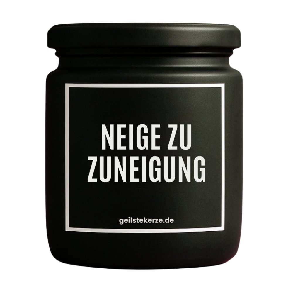 Duftkerze mit Spruch von geilstekerze ist der neue Geschenketrend. Diese witzige Kerze Vegane Bio-Kerze mit Spruch – NEIGE ZU ZUNEIGUNG brennt mega lange sagenhafte 80 Stunde, hochwertige ätherische Öle schaffen beste Duftverteilung. Mit 1400 lustigen Sprüchen perfekt zum Verschenken. Handgemacht in Deutschland von geilstekerze.de -Die beste Duftkerze die du kaufen kannst.