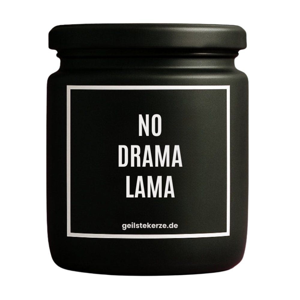 Duftkerze mit Spruch von geilstekerze ist der neue Geschenketrend. Diese witzige Kerze Vegane Bio-Kerze mit Spruch – NO DRAMA LAMA brennt mega lange sagenhafte 80 Stunde, hochwertige ätherische Öle schaffen beste Duftverteilung. Mit 1400 lustigen Sprüchen perfekt zum Verschenken. Handgemacht in Deutschland von geilstekerze.de -Die beste Duftkerze die du kaufen kannst.