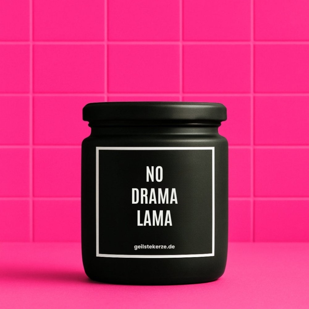 Duftkerze mit Spruch von geilstekerze ist der neue Geschenketrend. Diese witzige Kerze Vegane Bio-Kerze mit Spruch – NO DRAMA LAMA brennt mega lange sagenhafte 80 Stunde, hochwertige ätherische Öle schaffen beste Duftverteilung. Mit 1400 lustigen Sprüchen perfekt zum Verschenken. Handgemacht in Deutschland von geilstekerze.de -Die beste Duftkerze die du kaufen kannst.