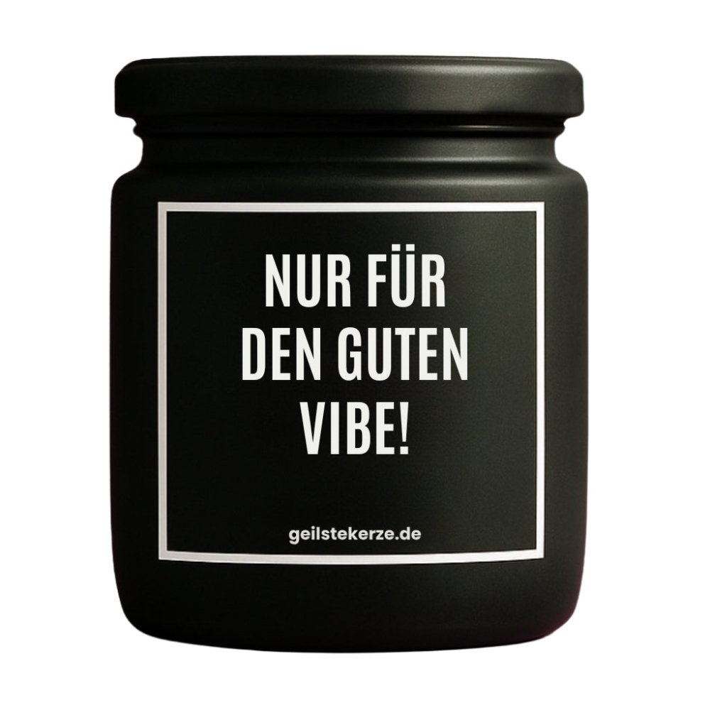 Duftkerze mit Spruch von geilstekerze ist der neue Geschenketrend. Diese witzige Kerze Vegane Bio-Kerze mit Spruch – NUR FÜR DEN GUTEN VIBE brennt mega lange sagenhafte 80 Stunde, hochwertige ätherische Öle schaffen beste Duftverteilung. Mit 1400 lustigen Sprüchen perfekt zum Verschenken. Handgemacht in Deutschland von geilstekerze.de -Die beste Duftkerze die du kaufen kannst.