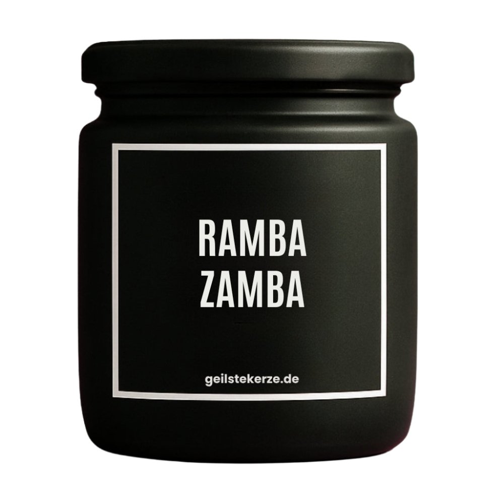 Duftkerze mit Spruch von geilstekerze ist der neue Geschenketrend. Diese witzige Kerze Vegane Bio-Kerze mit Spruch – RAMBAZAMBA brennt mega lange sagenhafte 80 Stunde, hochwertige ätherische Öle schaffen beste Duftverteilung. Mit 1400 lustigen Sprüchen perfekt zum Verschenken. Handgemacht in Deutschland von geilstekerze.de -Die beste Duftkerze die du kaufen kannst.