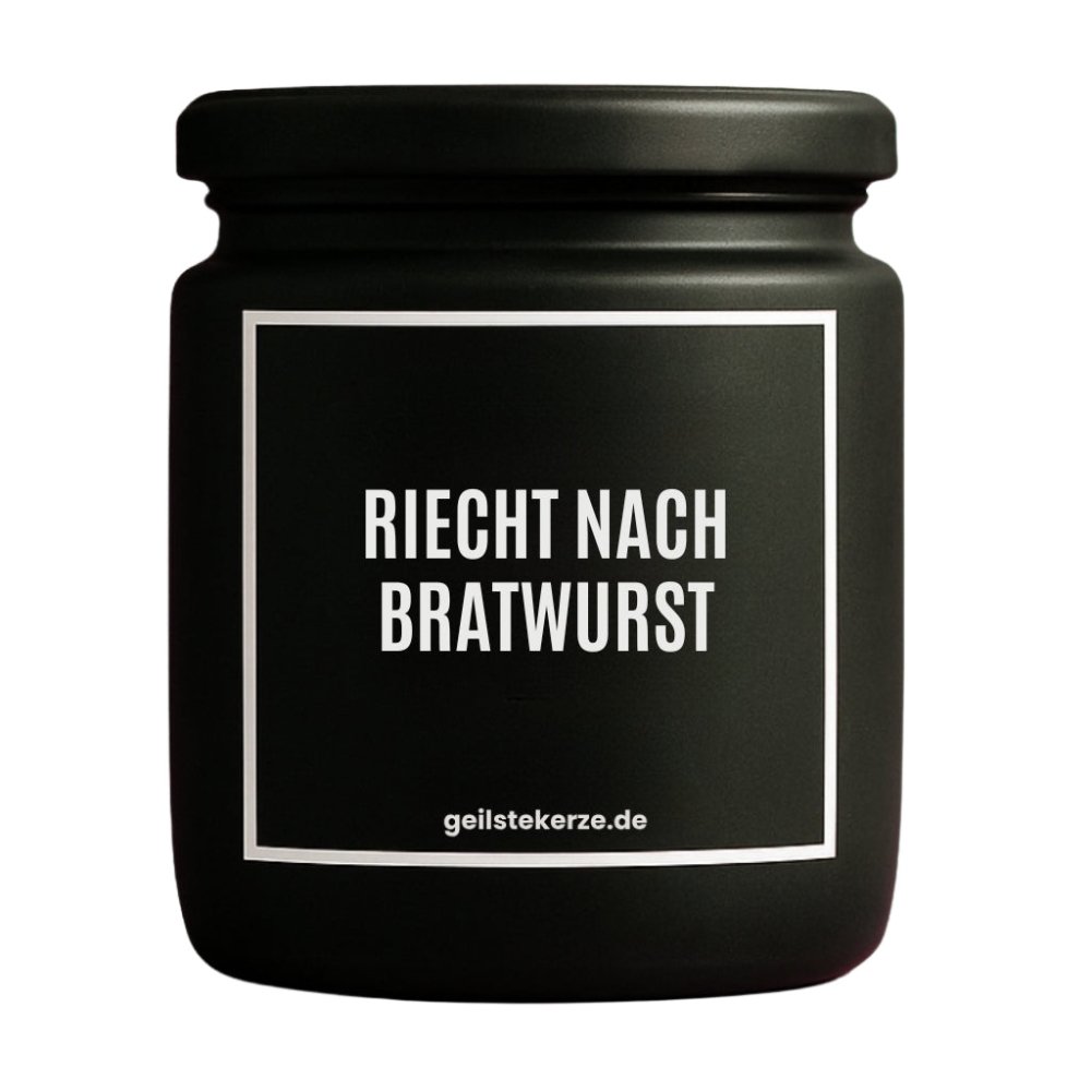 Duftkerze mit Spruch von geilstekerze ist der neue Geschenketrend. Diese witzige Kerze Vegane Bio-Kerze mit Spruch – RIECHT NACH BRATWURST brennt mega lange sagenhafte 80 Stunde, hochwertige ätherische Öle schaffen beste Duftverteilung. Mit 1400 lustigen Sprüchen perfekt zum Verschenken. Handgemacht in Deutschland von geilstekerze.de -Die beste Duftkerze die du kaufen kannst.