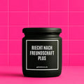 Vegane Bio-Kerze mit Spruch – RIECHT NACH FREUNDSCHAFT PLUS
