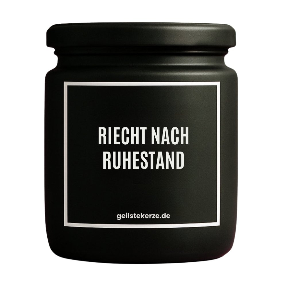 Duftkerze mit Spruch von geilstekerze ist der neue Geschenketrend. Diese witzige Kerze Vegane Bio-Kerze mit Spruch – RIECHT NACH RUHESTAND brennt mega lange sagenhafte 80 Stunde, hochwertige ätherische Öle schaffen beste Duftverteilung. Mit 1400 lustigen Sprüchen perfekt zum Verschenken. Handgemacht in Deutschland von geilstekerze.de -Die beste Duftkerze die du kaufen kannst.
