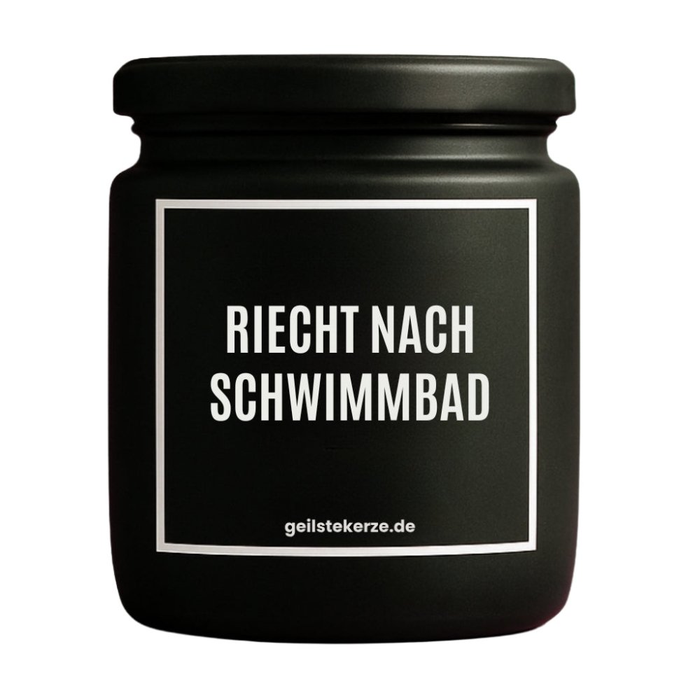 Duftkerze mit Spruch von geilstekerze ist der neue Geschenketrend. Diese witzige Kerze Vegane Bio-Kerze mit Spruch – RIECHT NACH SCHWIMMBAD brennt mega lange sagenhafte 80 Stunde, hochwertige ätherische Öle schaffen beste Duftverteilung. Mit 1400 lustigen Sprüchen perfekt zum Verschenken. Handgemacht in Deutschland von geilstekerze.de -Die beste Duftkerze die du kaufen kannst.