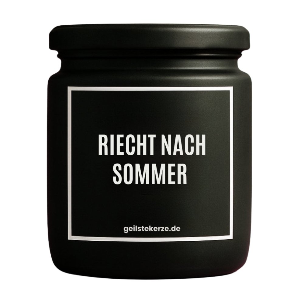 Duftkerze mit Spruch von geilstekerze ist der neue Geschenketrend. Diese witzige Kerze Vegane Bio-Kerze mit Spruch – RIECHT NACH SOMMER brennt mega lange sagenhafte 80 Stunde, hochwertige ätherische Öle schaffen beste Duftverteilung. Mit 1400 lustigen Sprüchen perfekt zum Verschenken. Handgemacht in Deutschland von geilstekerze.de -Die beste Duftkerze die du kaufen kannst.