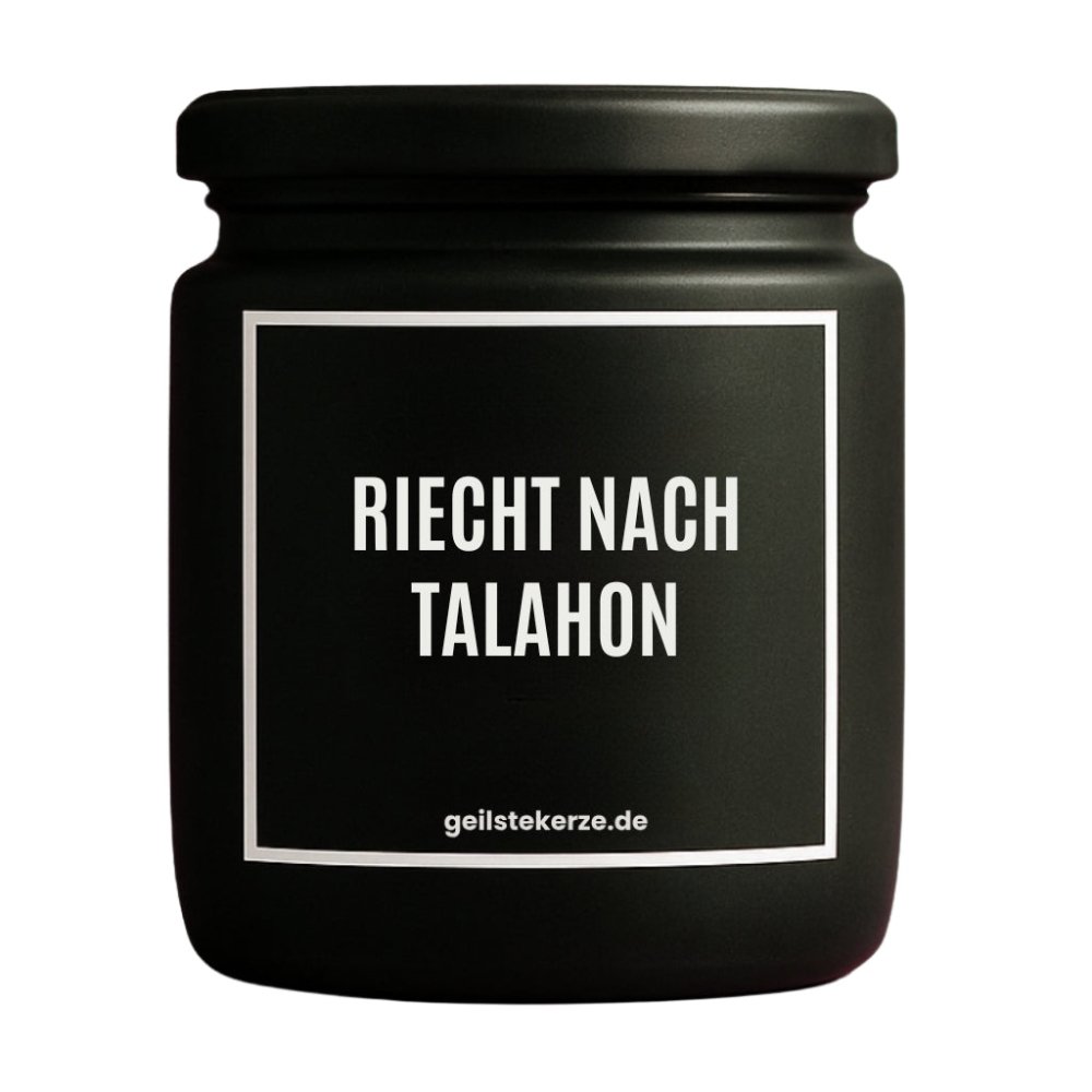 Duftkerze mit Spruch von geilstekerze ist der neue Geschenketrend. Diese witzige Kerze Vegane Bio-Kerze mit Spruch – RIECHT NACH TALAHON brennt mega lange sagenhafte 80 Stunde, hochwertige ätherische Öle schaffen beste Duftverteilung. Mit 1400 lustigen Sprüchen perfekt zum Verschenken. Handgemacht in Deutschland von geilstekerze.de -Die beste Duftkerze die du kaufen kannst.