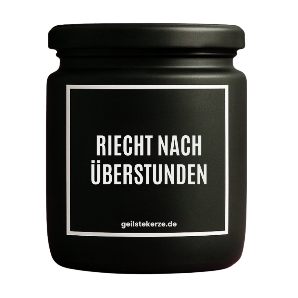 Duftkerze mit Spruch von geilstekerze ist der neue Geschenketrend. Diese witzige Kerze Vegane Bio-Kerze mit Spruch – RIECHT NACH ÜBERSTUNDEN brennt mega lange sagenhafte 80 Stunde, hochwertige ätherische Öle schaffen beste Duftverteilung. Mit 1400 lustigen Sprüchen perfekt zum Verschenken. Handgemacht in Deutschland von geilstekerze.de -Die beste Duftkerze die du kaufen kannst.