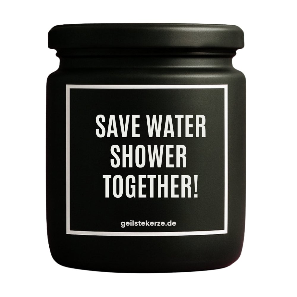 Duftkerze mit Spruch von geilstekerze ist der neue Geschenketrend. Diese witzige Kerze Vegane Bio-Kerze mit Spruch – SAVE WATER SHOWER TOGETHER! brennt mega lange sagenhafte 80 Stunde, hochwertige ätherische Öle schaffen beste Duftverteilung. Mit 1400 lustigen Sprüchen perfekt zum Verschenken. Handgemacht in Deutschland von geilstekerze.de -Die beste Duftkerze die du kaufen kannst.