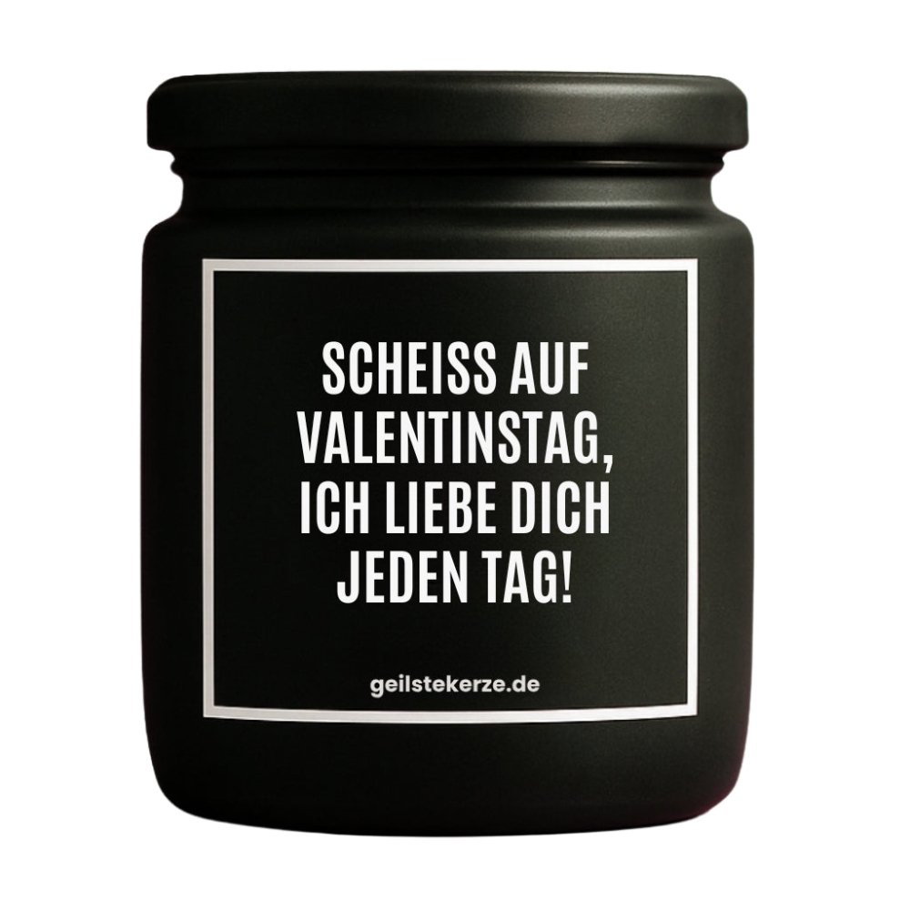 Duftkerze mit Spruch von geilstekerze ist der neue Geschenketrend. Diese witzige Kerze Vegane Bio-Kerze mit Spruch – SCHEISS AUF VALENTINSTAG. ICH LIEBE DICH JEDEN TAG brennt mega lange sagenhafte 80 Stunde, hochwertige ätherische Öle schaffen beste Duftverteilung. Mit 1400 lustigen Sprüchen perfekt zum Verschenken. Handgemacht in Deutschland von geilstekerze.de -Die beste Duftkerze die du kaufen kannst.