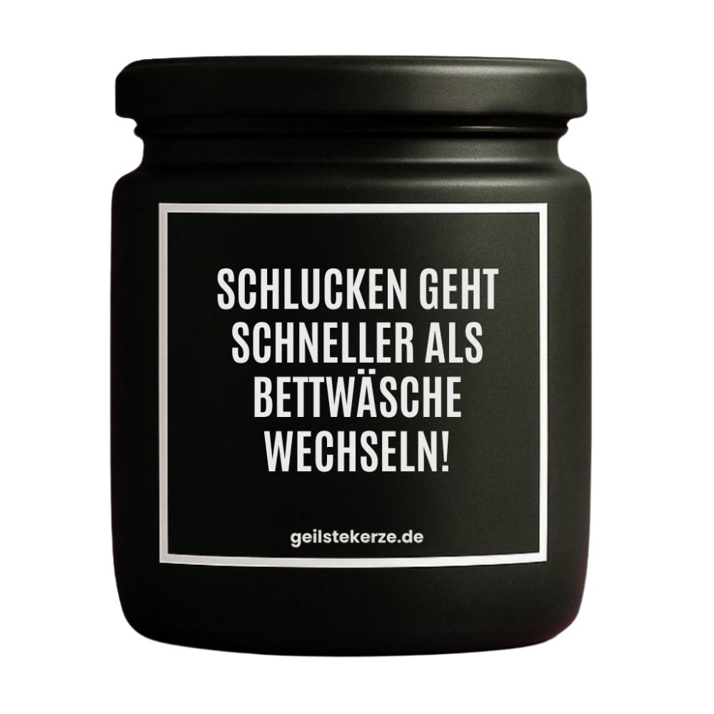 Duftkerze mit Spruch von geilstekerze ist der neue Geschenketrend. Diese witzige Kerze Vegane Bio-Kerze mit Spruch – SCHLUCKEN GEHT SCHNELLER ALS BETTWÄSCHE WECHSELN! brennt mega lange sagenhafte 80 Stunde, hochwertige ätherische Öle schaffen beste Duftverteilung. Mit 1400 lustigen Sprüchen perfekt zum Verschenken. Handgemacht in Deutschland von geilstekerze.de -Die beste Duftkerze die du kaufen kannst.