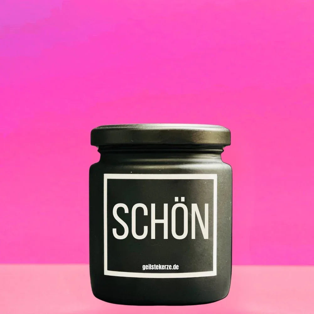 Duftkerze mit Spruch von geilstekerze ist der neue Geschenketrend. Diese witzige Kerze Vegane Bio-Kerze mit Spruch – SCHÖN brennt mega lange sagenhafte 80 Stunde, hochwertige ätherische Öle schaffen beste Duftverteilung. Mit 1400 lustigen Sprüchen perfekt zum Verschenken. Handgemacht in Deutschland von geilstekerze.de -Die beste Duftkerze die du kaufen kannst.