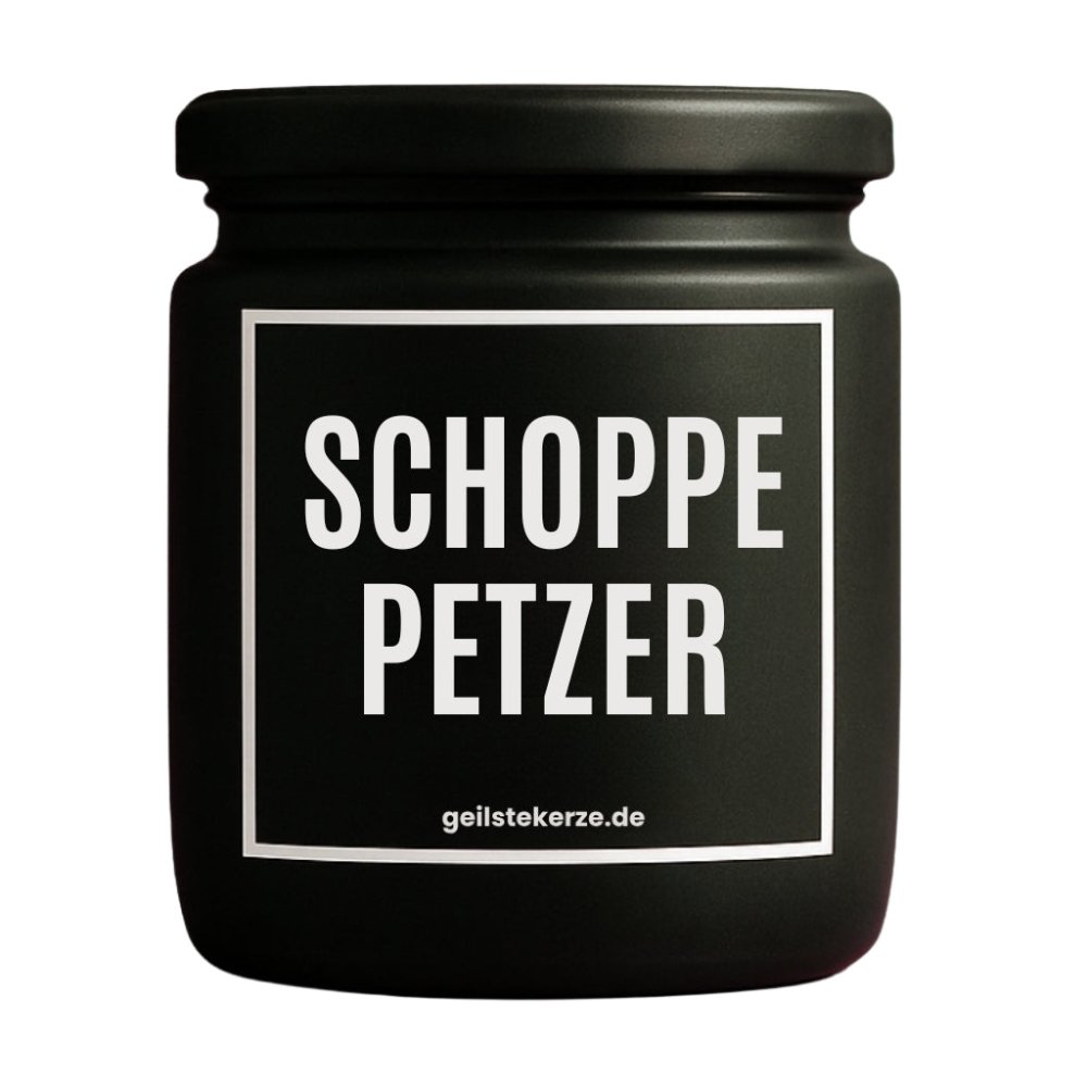 Duftkerze mit Spruch von geilstekerze ist der neue Geschenketrend. Diese witzige Kerze Vegane Bio-Kerze mit Spruch – SCHOPPEPETZER brennt mega lange sagenhafte 80 Stunde, hochwertige ätherische Öle schaffen beste Duftverteilung. Mit 1400 lustigen Sprüchen perfekt zum Verschenken. Handgemacht in Deutschland von geilstekerze.de -Die beste Duftkerze die du kaufen kannst.
