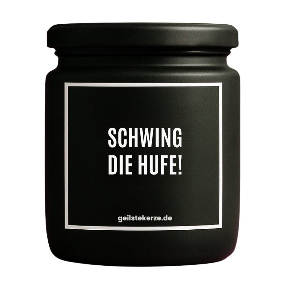 Duftkerze mit Spruch von geilstekerze ist der neue Geschenketrend. Diese witzige Kerze Vegane Bio-Kerze mit Spruch – SCHWING DIE HUFE! brennt mega lange sagenhafte 80 Stunde, hochwertige ätherische Öle schaffen beste Duftverteilung. Mit 1400 lustigen Sprüchen perfekt zum Verschenken. Handgemacht in Deutschland von geilstekerze.de -Die beste Duftkerze die du kaufen kannst.