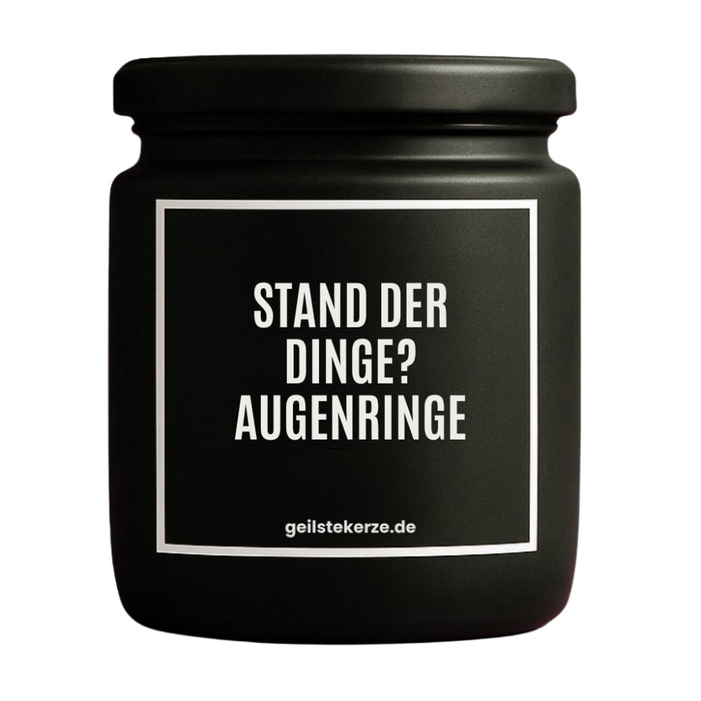 Duftkerze mit Spruch von geilstekerze ist der neue Geschenketrend. Diese witzige Kerze Vegane Bio-Kerze mit Spruch – STAND DER DINGE? AUGENRINGE brennt mega lange sagenhafte 80 Stunde, hochwertige ätherische Öle schaffen beste Duftverteilung. Mit 1400 lustigen Sprüchen perfekt zum Verschenken. Handgemacht in Deutschland von geilstekerze.de -Die beste Duftkerze die du kaufen kannst.