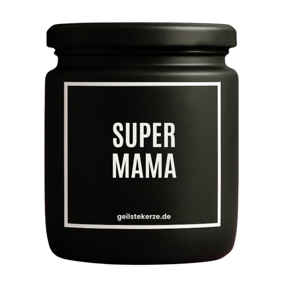 Duftkerze mit Spruch von geilstekerze ist der neue Geschenketrend. Diese witzige Kerze Vegane Bio-Kerze mit Spruch – SUPERMAMA brennt mega lange sagenhafte 80 Stunde, hochwertige ätherische Öle schaffen beste Duftverteilung. Mit 1400 lustigen Sprüchen perfekt zum Verschenken. Handgemacht in Deutschland von geilstekerze.de -Die beste Duftkerze die du kaufen kannst.