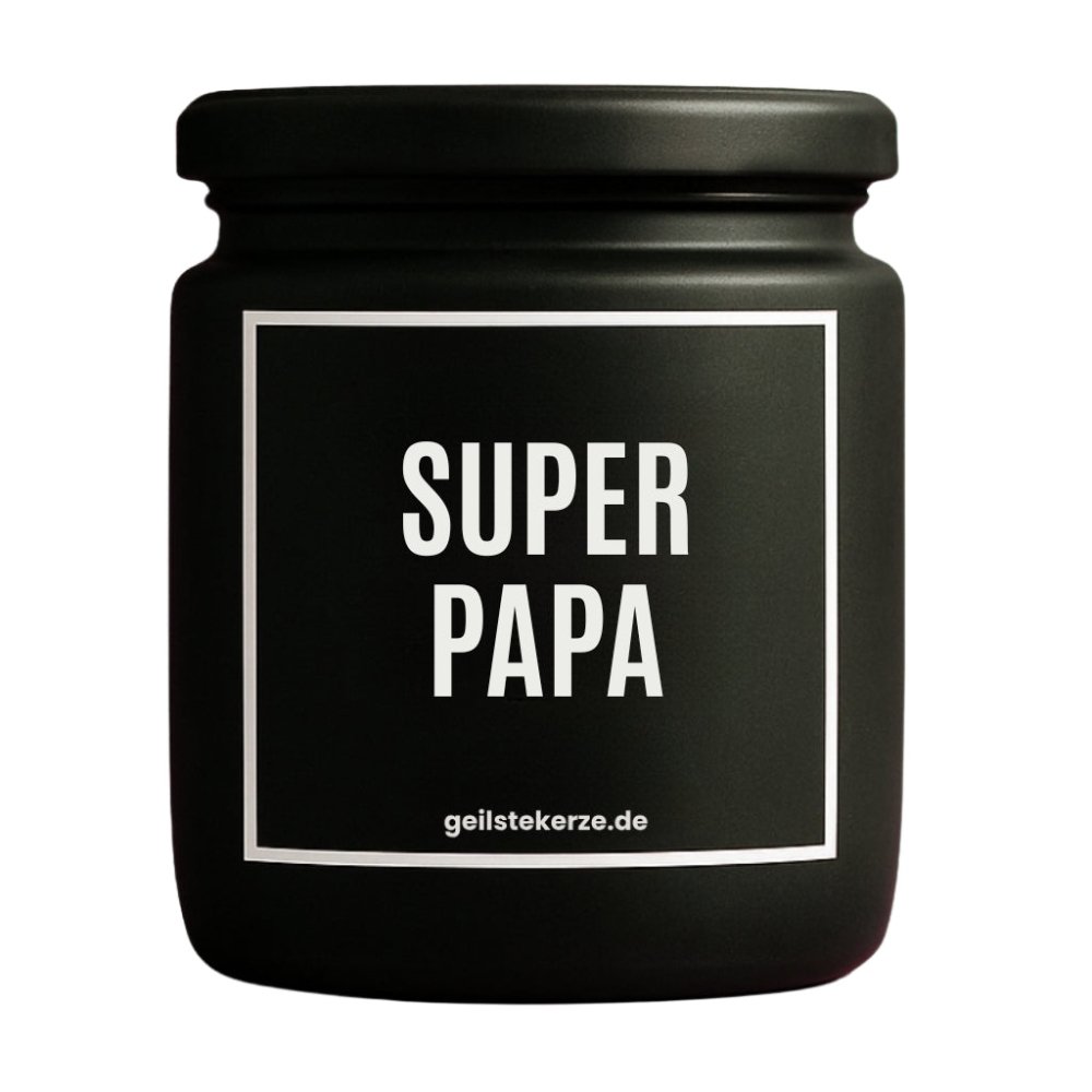 Duftkerze mit Spruch von geilstekerze ist der neue Geschenketrend. Diese witzige Kerze Vegane Bio-Kerze mit Spruch – SUPERPAPA brennt mega lange sagenhafte 80 Stunde, hochwertige ätherische Öle schaffen beste Duftverteilung. Mit 1400 lustigen Sprüchen perfekt zum Verschenken. Handgemacht in Deutschland von geilstekerze.de -Die beste Duftkerze die du kaufen kannst.