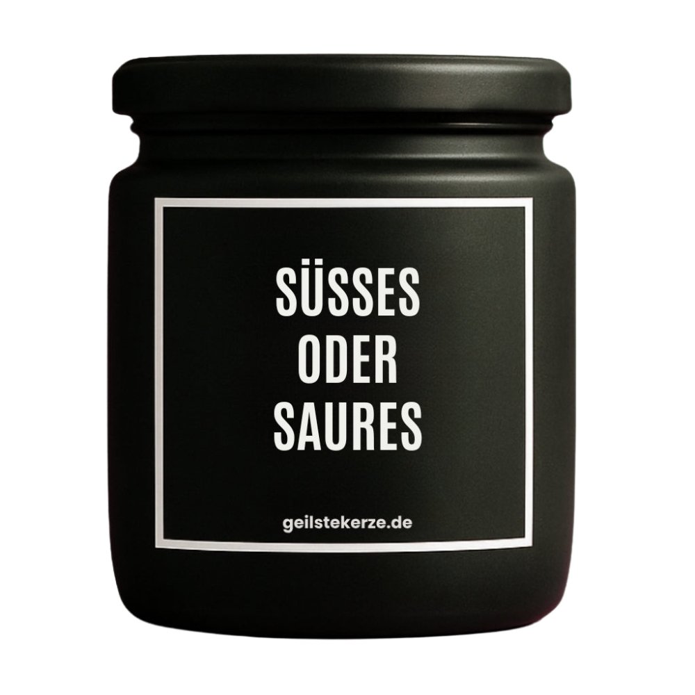 Duftkerze mit Spruch von geilstekerze ist der neue Geschenketrend. Diese witzige Kerze Vegane Bio-Kerze mit Spruch – SÜSSES ODER SAURES brennt mega lange sagenhafte 80 Stunde, hochwertige ätherische Öle schaffen beste Duftverteilung. Mit 1400 lustigen Sprüchen perfekt zum Verschenken. Handgemacht in Deutschland von geilstekerze.de -Die beste Duftkerze die du kaufen kannst.