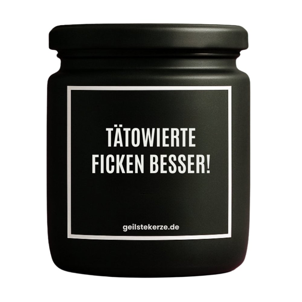Duftkerze mit Spruch von geilstekerze ist der neue Geschenketrend. Diese witzige Kerze Vegane Bio-Kerze mit Spruch – TÄTOWIERTE FICKEN BESSER brennt mega lange sagenhafte 80 Stunde, hochwertige ätherische Öle schaffen beste Duftverteilung. Mit 1400 lustigen Sprüchen perfekt zum Verschenken. Handgemacht in Deutschland von geilstekerze.de -Die beste Duftkerze die du kaufen kannst.