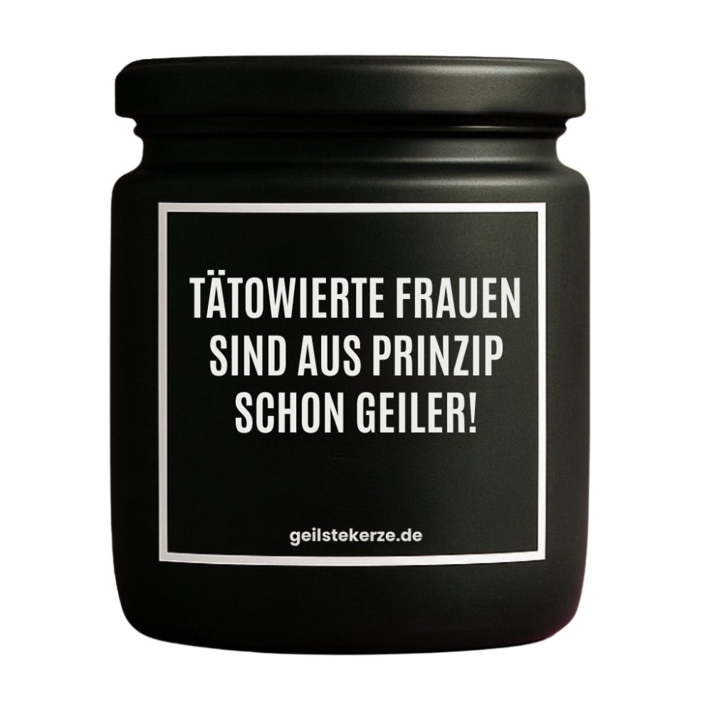 Duftkerze mit Spruch von geilstekerze ist der neue Geschenketrend. Diese witzige Kerze Vegane Bio-Kerze mit Spruch – TÄTOWIERTE FRAUEN SIND AUS PRINZIP SCHON GEILER! brennt mega lange sagenhafte 80 Stunde, hochwertige ätherische Öle schaffen beste Duftverteilung. Mit 1400 lustigen Sprüchen perfekt zum Verschenken. Handgemacht in Deutschland von geilstekerze.de -Die beste Duftkerze die du kaufen kannst.