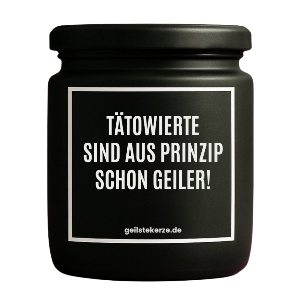 Duftkerze mit Spruch von geilstekerze ist der neue Geschenketrend. Diese witzige Kerze Vegane Bio-Kerze mit Spruch – TÄTOWIERTE SIND AUS PRINZIP SCHON GEILER! brennt mega lange sagenhafte 80 Stunde, hochwertige ätherische Öle schaffen beste Duftverteilung. Mit 1400 lustigen Sprüchen perfekt zum Verschenken. Handgemacht in Deutschland von geilstekerze.de -Die beste Duftkerze die du kaufen kannst.