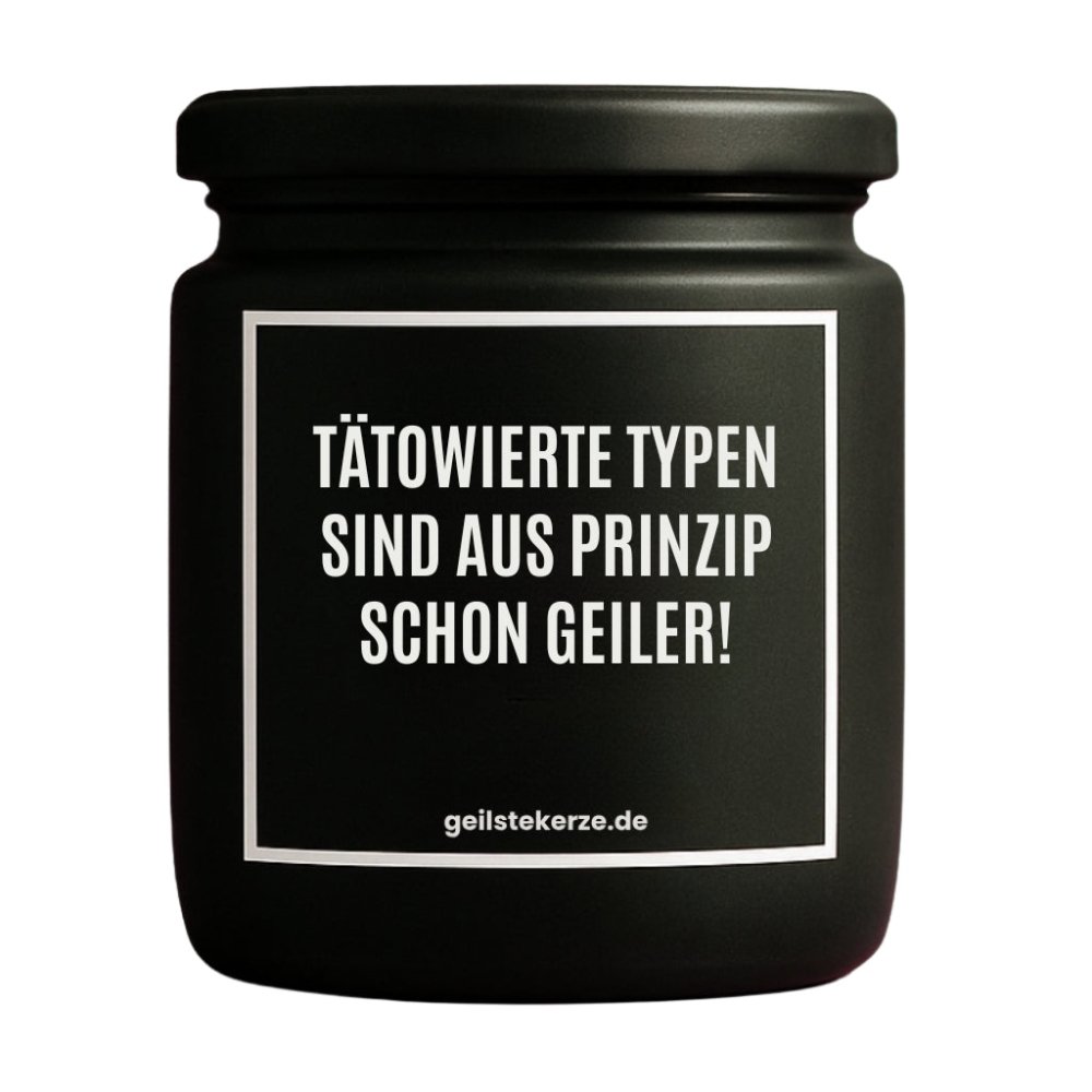 Duftkerze mit Spruch von geilstekerze ist der neue Geschenketrend. Diese witzige Kerze Vegane Bio-Kerze mit Spruch – TÄTOWIERTE TYPEN SIND AUS PRINZIP SCHON GEILER! brennt mega lange sagenhafte 80 Stunde, hochwertige ätherische Öle schaffen beste Duftverteilung. Mit 1400 lustigen Sprüchen perfekt zum Verschenken. Handgemacht in Deutschland von geilstekerze.de -Die beste Duftkerze die du kaufen kannst.